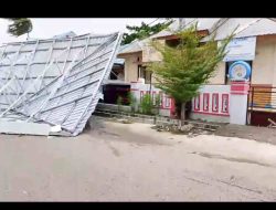 Atap Kantor Balai Penyuluh KB Majene Melayang hingga ke Tengah Jalan