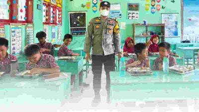 Bhabinkamtibmas Polsek Pamboang Dampingi Distribusi Makanan Bergizi Gratis di SDN 18 Bababulo
