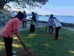 Diskominfo Majene Antusias Dukung Gerakan Indonesia ASRI melalui Kerja Bakti di Taman Kota